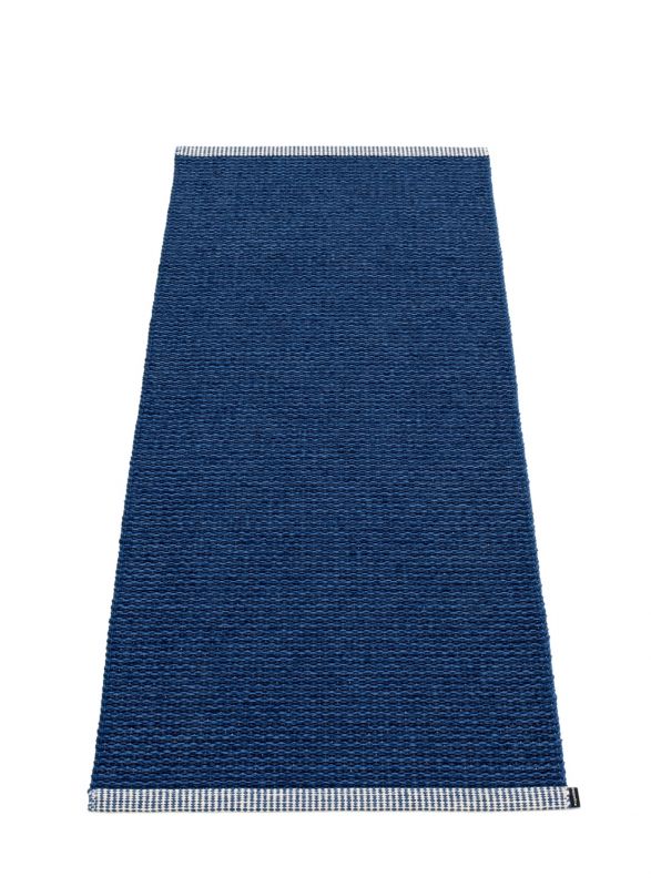 Blauer Pappelina Mono Kunststoffteppich (60x250 cm) mit weiß gestreiften Enden, ideal für Küche und Flur.